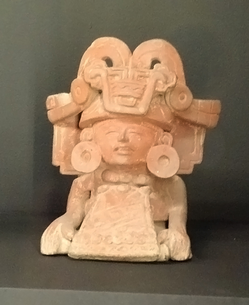 Urne anthropomorphe à haute coiffure décorée de plumes stylisées - Culture Zapothèque (200 - 650 ap. J.-C.)